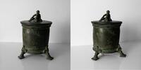   Römische Bronzepyxis mit nackter Deckelfigur  2500,00 EUR  + 39,00 EUR frais d'envoi
