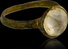 France Charmante bague médiévale en bronze et pâte de verre. -