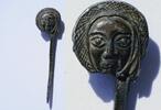 Fragment d'enseigne médiévale : visage féminin -