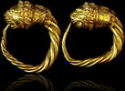 Paire de boucles d’oreilles grecques antiques en or à décor de protomé de lion. -