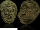 Elément d'applique romain en bronze à patine vert sombre : masque de théâtre. -