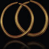 Paire de boucles d’oreilles pénannulaires en or. Âge du bronze. -