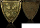 France Grande et belle enseigne médiévale : écu en bronze à décor d’une croix. -