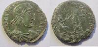 Rom Ae-23 (Maiorina) Ae-23 (Maiorina) von Magnus Maximus aus Arles Rs. knieende Frau mit Kaiser -