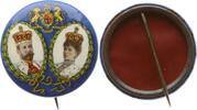 Großbritannien Emaillierter Blechanhänger / Button George V., 1910 - 1936, auf seine Krönung, Brb. George und Maria von Teck -