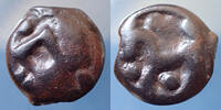 Senones, Senons potin SENONES, SENONS, région de Sens, potin à la tête casquée, cheval à gauche, 18mm, poids lourd de 5,61 grms, DT.1648 Var. TTB -