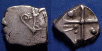 Cadurques drachme CADURQUES, drachme 2/1e siècle avnat JC, tête triangulaire stylisée, croix, hache, globules, Savès 118 var., 2,91 grms, TB+/TTB+ -
