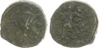 Antike / Römische Kaiserzeit / Valentinianus II Kleinbronze AE4 Kleinbronze des Valentinianus II Victoria n.l. gehend, einen Gef. beim Schopf pa -