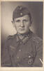 Drittes Reich Fotokarte / Gefreiter in Uniform, mit Schiffchen und Infanteriesturmabzeichen -