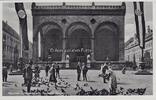München Ansichtskarte / Postkarte / München. Feldherrnhalle, Taubenfütterung -