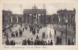 Berlin Ansichtskarte / Postkarte / Brandenburger Tor mit Pariser Platz -