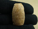 Gravierter Beingriff Schwert Endabschluss? aus Bein. Figur neben Amphora/Krater. Selten! Only EU! -