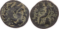 Königreich der Seleukiden AEs Seleukos II. Kallinikos, Sardeis, Kopf des Herakles / Apollon auf Omphalos -