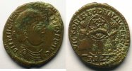 Monnaies de l'empire romain Maiorina Magnence (350-353) Maiorina R/ VICTORIAE DD NN AVG ET CAE (Lyon 350) corrosion au revers TTB -