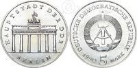 DDR 5 Mark 1990 Gedenkm&uuml;nze Berlin, Brandenburger Tor pr&auml;gefrisch 10,00 EUR  + 7,00 EUR frais d'envoi