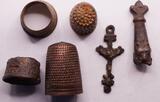 Lot Objekten Kreuz, Timbles et autre 16th-19th century VF